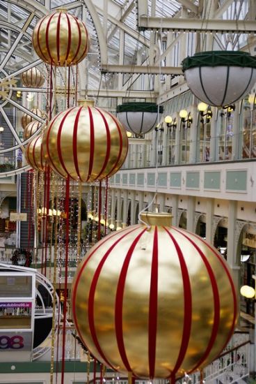Boules de Noël géante à suspendre à Toulon dans le 83